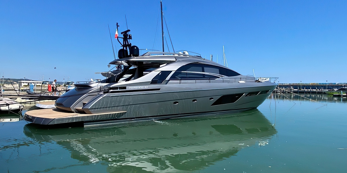 Продается моторная яхта PERSHING 8X 2022г.